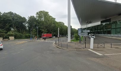 Urban Challenge - Suzanne Lenglen, Salle de Gym et Fitness à Issy-les-Moulineaux